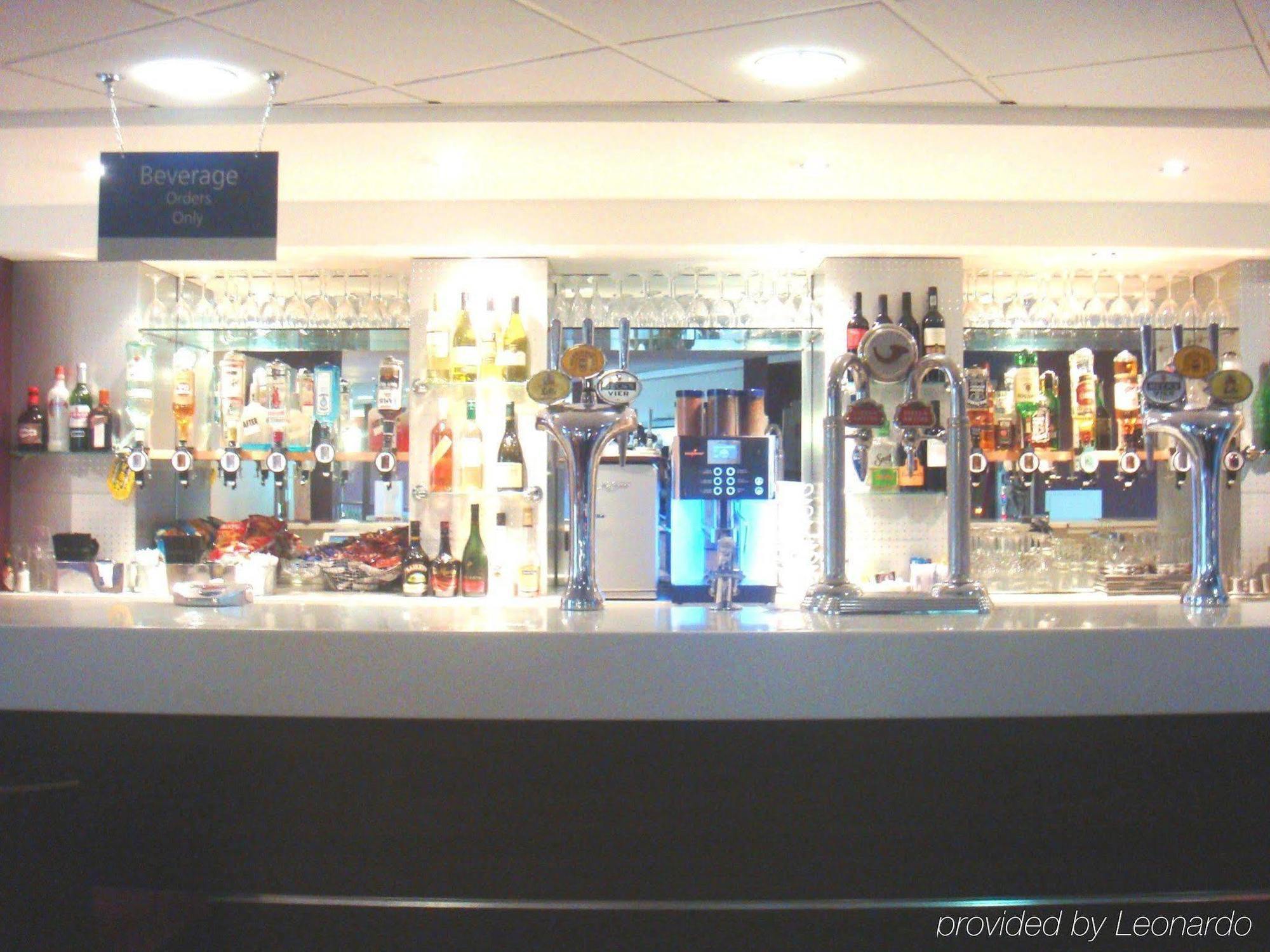 Holiday Inn Express London Stansted Airport, An Ihg Hotel Станстед Маунтфитчет Екстериор снимка